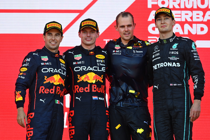 F1第8戦アゼルバイジャンGPを制したレッドブルのマックス・フェルスタッペン（写真左から2番目）、2位に入ったレッドブルのセルジオ・ペレス（同左端）、3位でレースを終えたメルセデスのジョージ・ラッセル（同右端）。（Photo=Getty Images / Red Bull Content Pool）