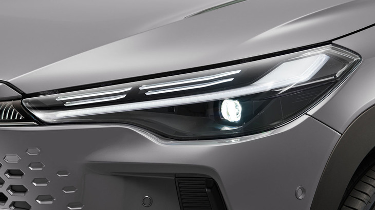新デザインのヘッドランプ（Bi-Beam LEDヘッドランプ＋LEDターンランプ＋LEDクリアランスランプ＆LEDデイタイムランニングランプ）