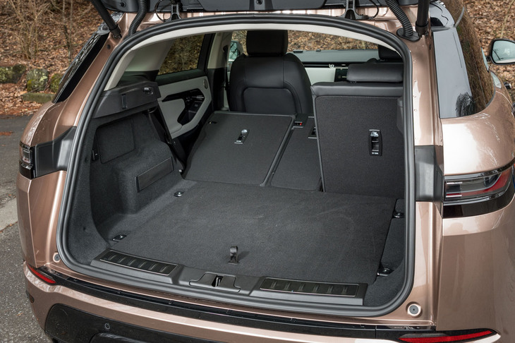 荷室の容量は591～1383リッター（ウエット計測）。ボディーサイズを考えれば十分な容量といえるだろう。