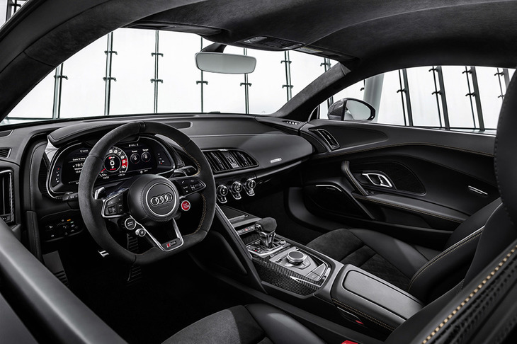 キルティングデザインのスポーツシートやアルカンターラを用いたステアリングホイールを採用している。