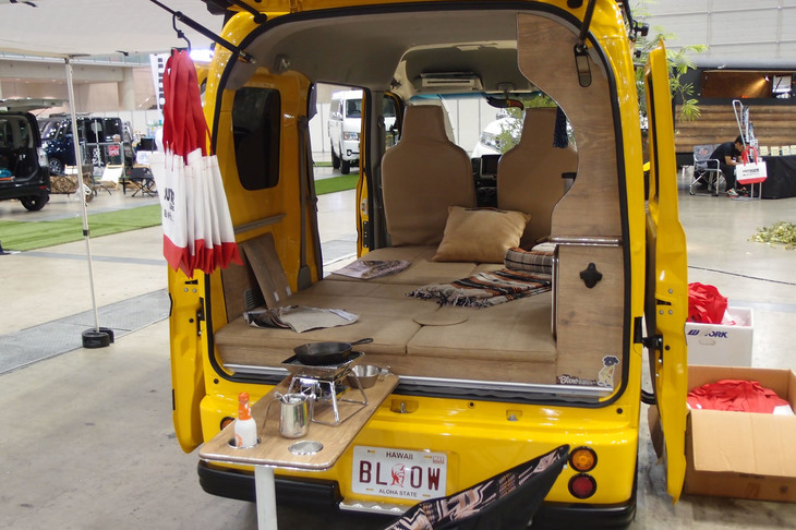 前出「スズキ・エブリィ」のインテリア。フルフラットベッドにもなるマットは、ツイード生地で仕立てられている。