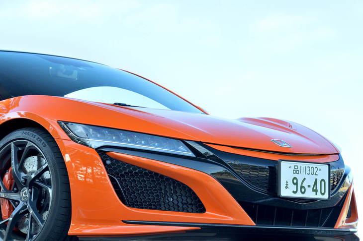 フロントまわりでは、グリル（ホンダエンブレムとナンバープレートの間のパネル）がシルバーからボディー同色に変更。メッシュ部分やオプションのカーボンパーツもマット仕上げからグロス仕上げへと変更されている。