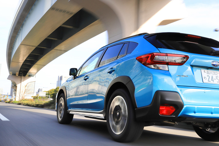 サマータイヤとほとんど同じ使用感で、かつ高速道路で冬用タイヤ規制に遭っても走行可能な「ブルーアース4S AW21」。非降雪地のユーザーにとって、心強い冬季の備えとなりそうだ。