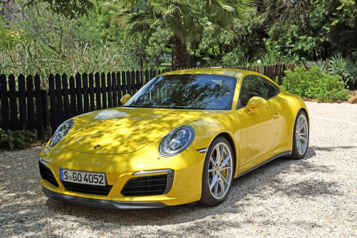 「911カレラ4」シリーズの見どころは、新型3リッターターボエンジンと、さらに迅速かつきめ細かく作動する4WDシステムにある。「カレラ4S」には後輪操舵（そうだ）機構の「アクティブ・リアアクスルステア」がオプション設定された。