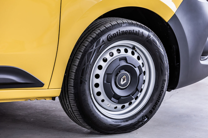 ステージ上に展示された日本仕様車は、205/60R16サイズの「コンチネンタル・コンチエココンタクト6」タイヤを装着していた。