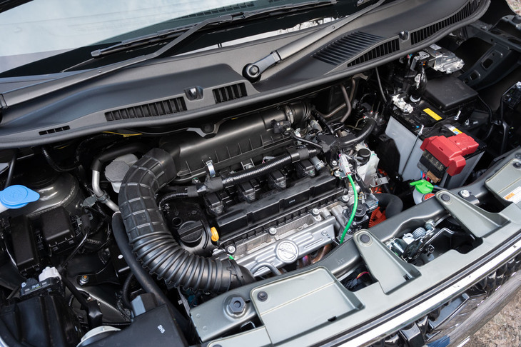 「ソリオ」のフルハイブリッドシステムは、60km/h以下の速度域ならEV走行も可能。Aセグメント車のエンジンベイに収まるコンパクトさも特徴だ。