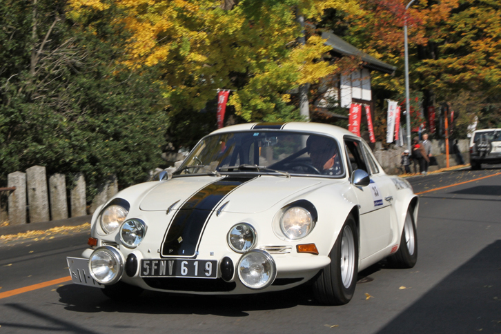 大きな補助灯を付けた「アルピーヌA110」。室内にはロールバーも見える。