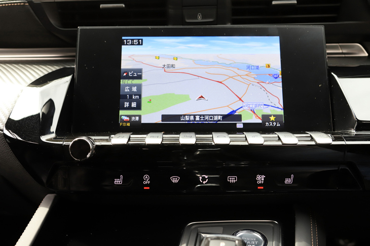 インフォテインメントシステムは8インチサイズの液晶パネルに直接触れてコントロールできるほか、その手前に並べられた鍵盤楽器を思わせるトグルスイッチでも操作できるようになっている。