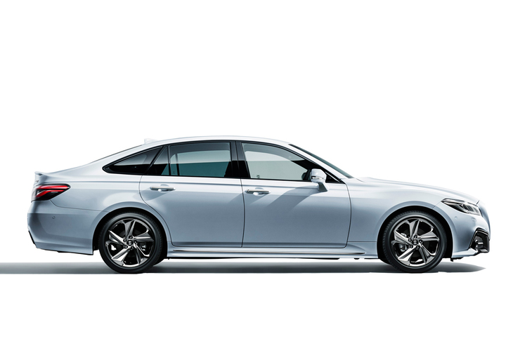 新型「クラウン」のサイドビュー。リアタイヤの後方、ボディー下部のデザインにご注目。