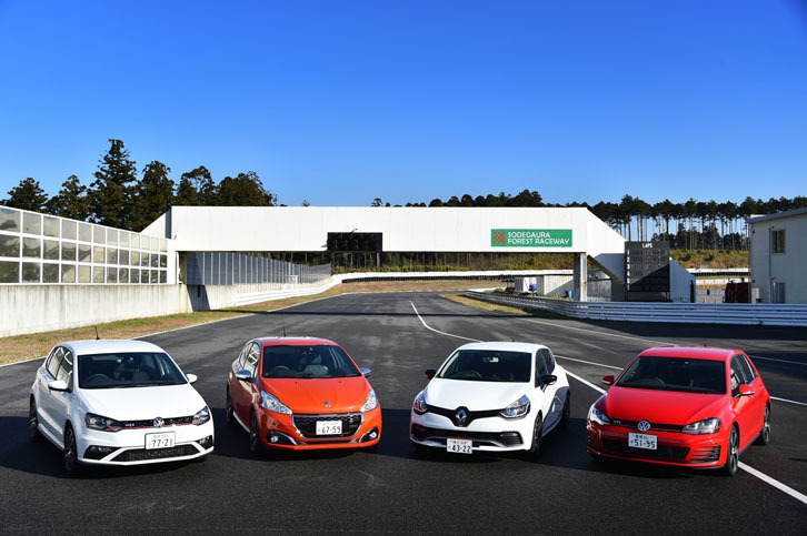 
	今回比較試乗を行った、4台のホットハッチ。写真左から「ポロGTI」「208GTi」「ルーテシアR.S.トロフィー」そして「ゴルフGTI」。
	