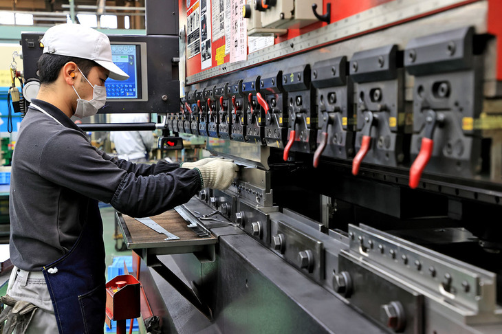 福祉車両に装備されるリフトや回転シートなども、すべてオーテックが内製。工場内には、鋼板の裁断や成形に用いる工作機械なども設備されている。