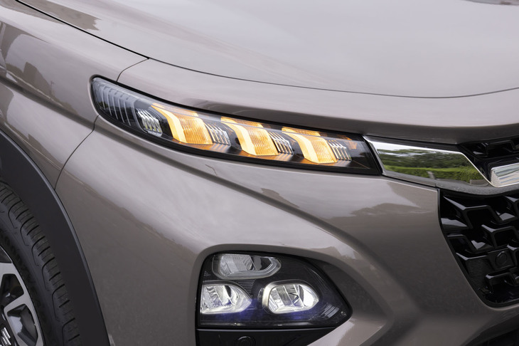 3連のデイタイムランニングライトはウインカーも兼ねている。