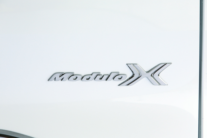 「モデューロX」とはホンダアクセスが手がけたコンプリートモデルであり、カスタマイズカーでありながら、通常のホンダディーラーで新車で購入することができる。