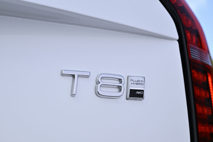 2025年2月に上陸した「ボルボXC90」のマイナーチェンジモデル。今回はそのトップレンジに位置するPHEVの「XC90ウルトラT8 AWDプラグインハイブリッド」に試乗した。車両本体価格は1294万円。