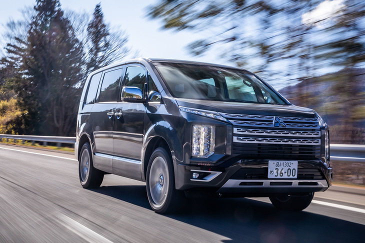 富士山麓に向かって高速道路を走る「三菱デリカD：5 」。デビューから13年目となる2018年11月にビッグマイナーチェンジ版が発表された。