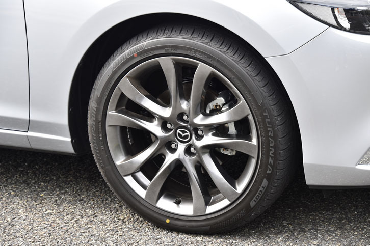 「Lパッケージ」には、高輝度塗装を施した19インチアルミホイールが装着される。テスト車のタイヤは「ブリヂストン・トランザT001」。