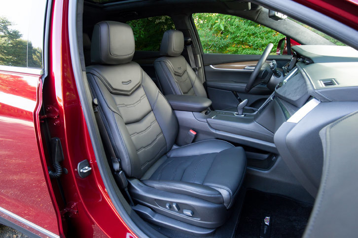 上級グレード「プラチナム」に備わるセミアニリンフルレザーシート。前席だけでなく後席にもシートヒーターが備わるほか、前席にはベンチレーション機能も採用されている。