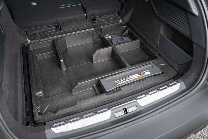 荷室のフロアボードの下にある発泡スチロールの収納ケース。細かく仕切られているので使い勝手がいい。