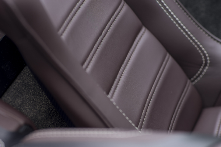 ヴァンテージGT12ロードスター（シート）