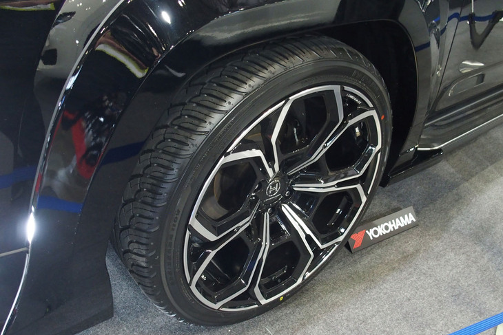 「LOWENHART FLG_1」の24インチホイール。