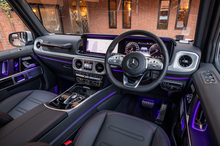 12.3インチサイズのワイド液晶を2つ並べたインストゥルメントパネル。最新のメルセデス車に共通する装備や意匠が採用されつつも、垂直基調のダッシュボード形状や助手席のグラブバーなど、従来の「Gクラス」をイメージさせるパートも残されている。