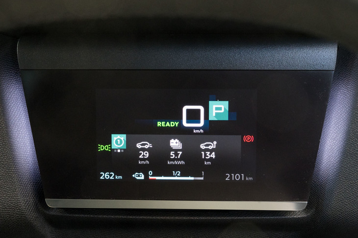 メーターのかわりに装備される、フルカラーの液晶ディスプレイ。サイズは小ぶりだが、車速や走行距離、バッテリー残量をもとにした走行可能距離などが、分かりやすく表示される。