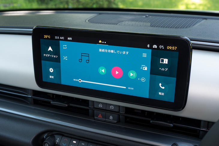 センタースクリーンは10.25インチ。ミュージックプレーヤーのこのおしゃれな配色はイタリアンブランドならではといえるだろう。