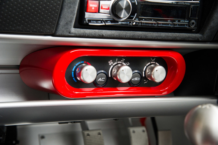 オープントレーの中央に備わるエアコンのコントローラー。「スプリント」シリーズではエアコンは25万3800円の有償オプションとなる。