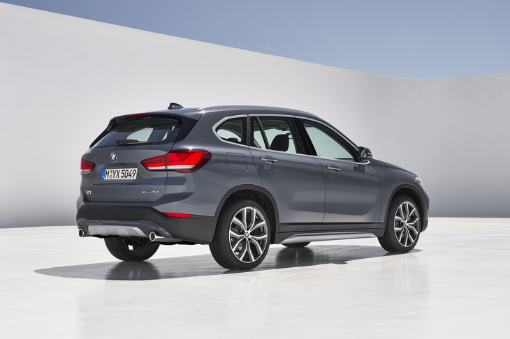 フロントセクションでは、左右が一体化された大型のキドニーグリルやLEDフォグランプ内蔵の新形状バンパーが、リアセクションではL字型をモチーフとした新デザインのテールランプが採用された。