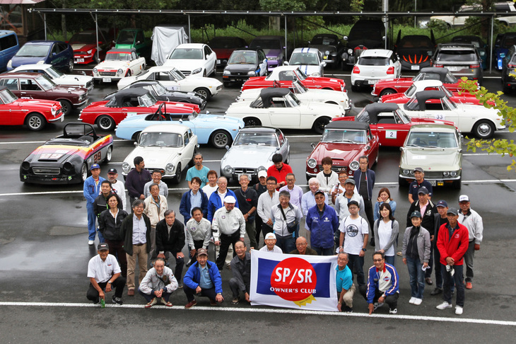 参加者全員、一瞬マスクを外して記念撮影。