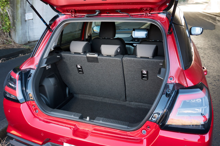 後席使用時の荷室容量は265リッター。奥行きはソコソコだが、深さで容量を稼いでいる。