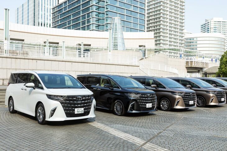 試乗会の会場に並ぶ「トヨタ・アルファード」の図。こういうデザインのクルマがあってもいいけど、皆が皆こうなってしまうと、なんだか怖い気がしてしまう。（写真：山本佳吾）