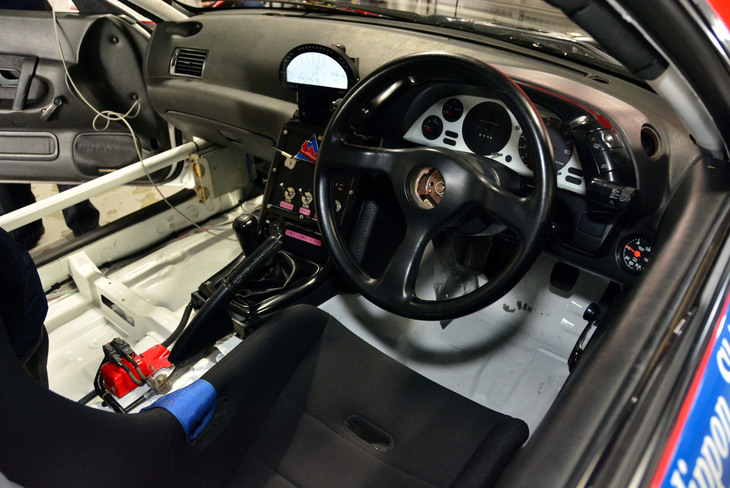 かつて加藤博義氏や神山幸雄氏がレースで握ったステアリングホイール。インテリアでは、レストアに際してシートをクリーニング。また助手席側には古いクルマ用のカンガルーウオッシャーバックが設置されていた。エンジンルーム内のウィンドウウオッシャータンクが、ブローバイガスのタンクに改装されたためだ。