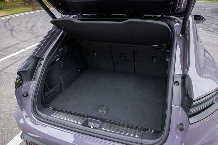 後部の荷室容量は、5人乗車の通常使用時で540リッター。後席の背もたれをすべて前方に倒すと最大1348リッターに拡大できる。バンパー下に足をかざすだけでリアゲートの開閉が行える、オートマチックテールゲートも標準で装備している。