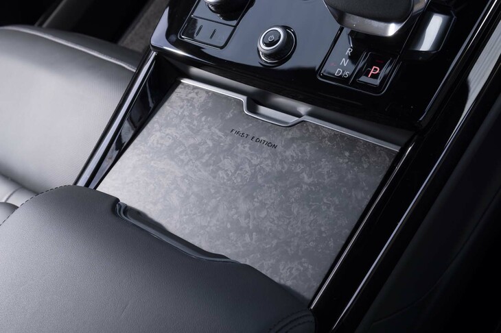 カップホルダーにはカーボン製のリッドが設けられている。「FIRST EDITION」のロゴが刻まれているのは、日本向けの「ローンチエディション」がグローバル向けの「ファーストエディション」をベースにし立てられているため。