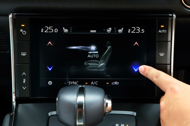 運転席・助手席独立調整式のオートエアコンは、タッチパネル式のコントローラーで操作する。