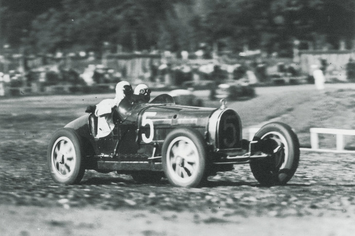 グランプリレースでも活躍した「ブガッティ・タイプ35C」。当時はまだ日本製のレーシングカーはほとんど存在せず、こうした輸入車が競技車両の多くを占めた。（写真：多摩川スピードウェイの会）