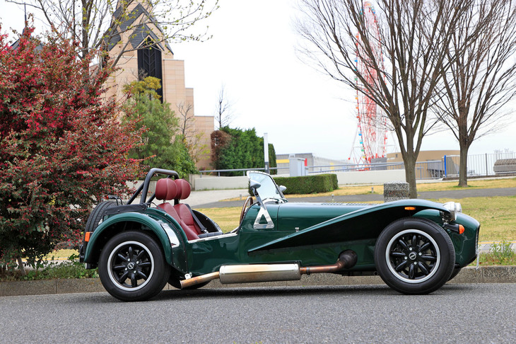 ボディーサイズは全長×全幅×全高＝3380×1575×1115mmと、現代のクルマにあるまじき小ささ。オプションでワイドボディーの設定もあったが、試乗車は標準仕様のナローボディーだった。