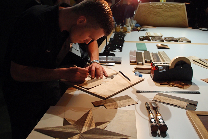 今回の披露会にあわせて、ロールス・ロイスの職人も来日。ウッドパネルの加工をはじめとするインテリア製作の様子を実演した。