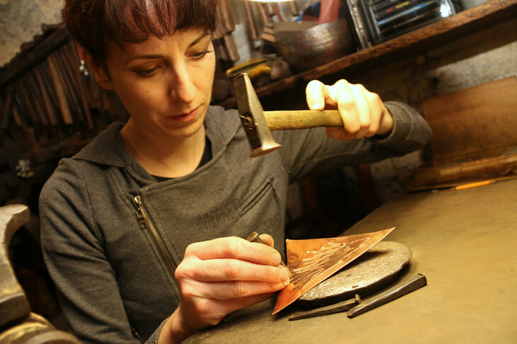 ラウラさんは創業5代目として、19世紀初頭に起源をさかのぼる工房を守っている。