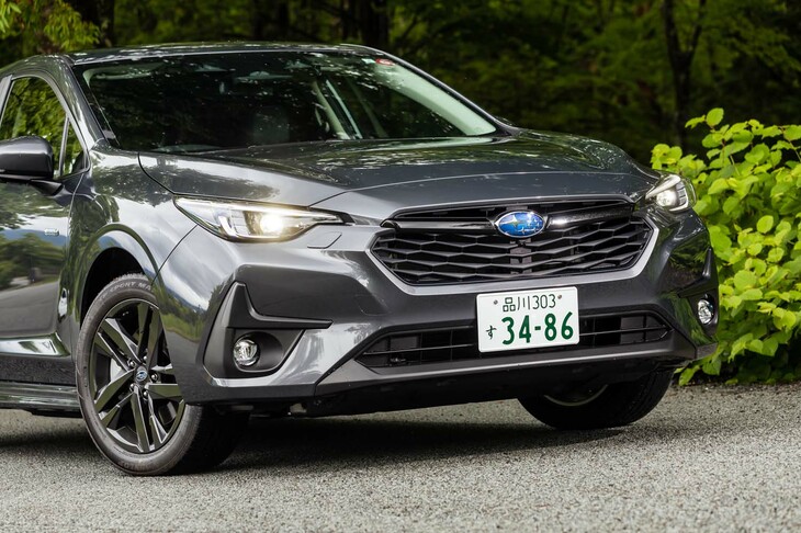 全体的には先代モデルに酷似しているが、ヘッドランプが細くなり、グリルは大きくなった。