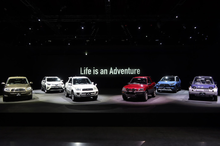 会場に展示された歴代「トヨタRAV4」。
