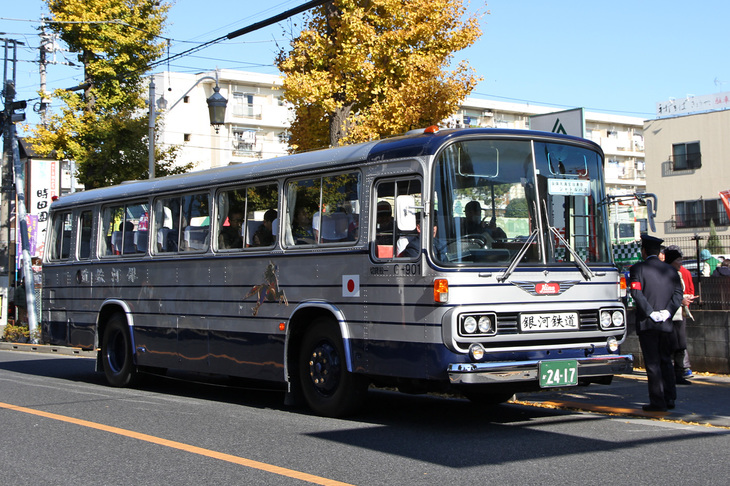 JR国立駅と第2会場、そして谷保第三公園に設けられた第4会場を循環していた来場者用無料シャトルバスは、1981年「日野RC700型」。