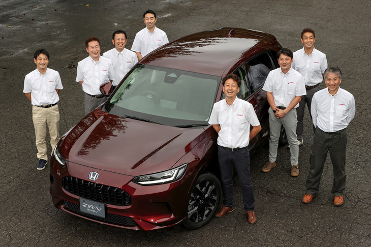 「ホンダZR-V」と開発メンバー。写真向かって右側の、後ろから2番目が伊藤さん。同左側の後ろから3番目が斉藤さんだ。