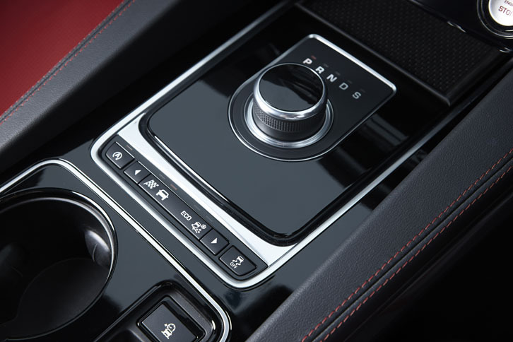 8段ATのセレクターは、ほかのジャガー車と同様のダイヤル式。手前には、走行モードの選択スイッチがレイアウトされる。
