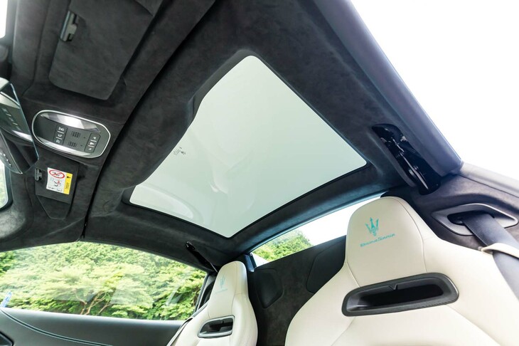 優れた断熱性を誇るルーフは、高分子分散液晶（PDLC）技術を生かしたガラス製。電子的に透明または曇りガラスの状態（写真）をつくり出せる。