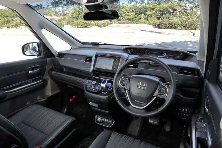 「フリード」のインテリアは、「シエンタ」と対照的な直線基調。天地に薄いメーターパネルやピラー部の三角窓により、良好な視界が確保される。