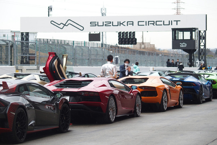 ギネス世界記録にチャレンジする「60th Anniversaryパレードラン」のピットレーン。