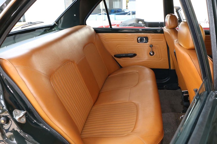 フラットな座面の後席。トランク付きなのでセダン風となっている。運転席シートの背面に、ビルトインスモーカーボックスを備えている。
