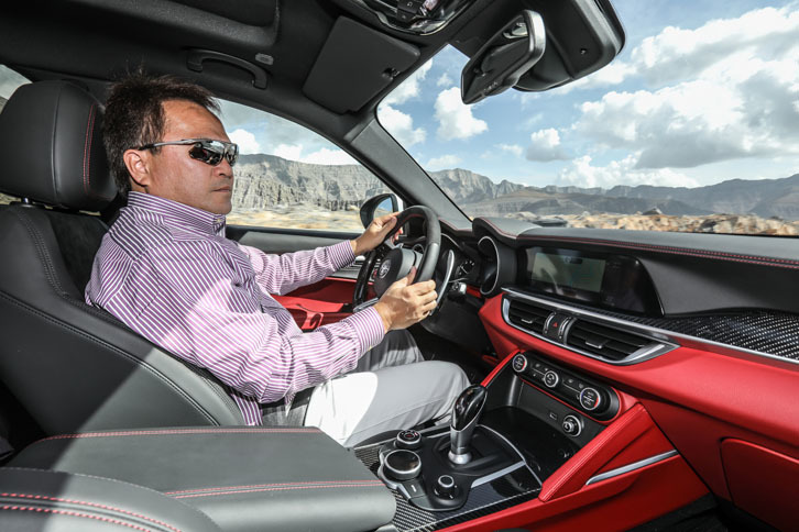 ステアリングを握る筆者。